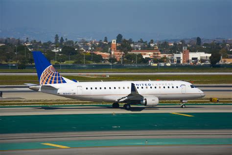 United Express Embraer Erj 175 — Officer Wayfinder