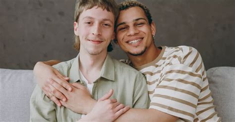 Cosas que todo hombre gay bi deberías estar haciendo en sus veintes Plaza Diversa