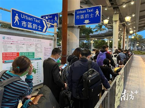 现场直击｜深港恢复通关在即，深圳湾口岸香港一侧增开接驳巴士 腾讯新闻