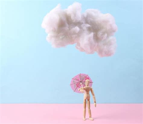 Marioneta Con Paraguas Y Nube Sobre Un Fondo Azul Rosa Concepto