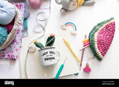 Vue en hauteur de quelques choses à coudre en crochet Au centre il y