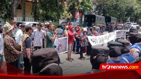 Ratusan Warga Gruduk Kejari Lamongan Tuntut Dua Pelaku Pembunuhan