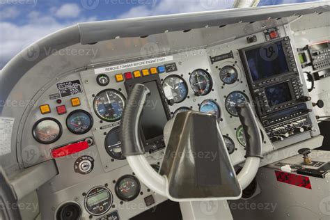 Cockpit of a Cessna Airplane. 16475732 Stock Photo at Vecteezy