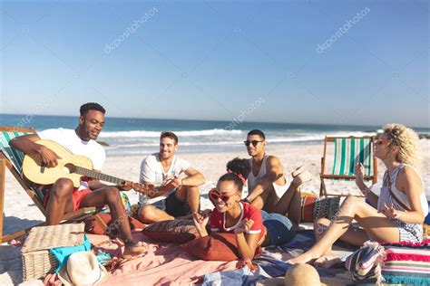 Vista frontal del grupo de amigos felices y diversos divirtiéndose