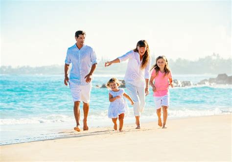 Família feliz na praia imagem de stock Imagem de adulto 100368035