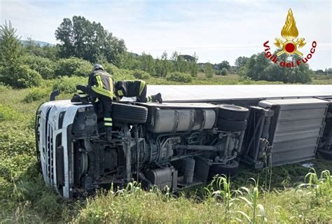 Si Ribalta Con Il Camion Sulla Via Per Camaiore Autista In Ospedale