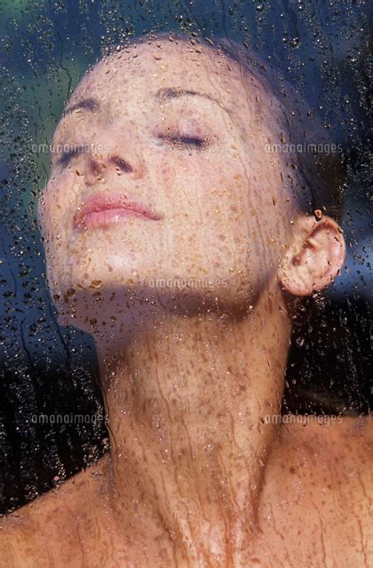 Beautiful Woman Behind Wet Glass[22157008734]の写真素材・イラスト素材｜アマナイメージズ