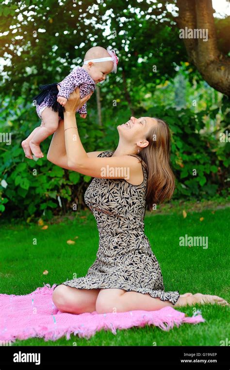 Mother Daughter Kiss Fotos Und Bildmaterial In Hoher Auflösung Alamy