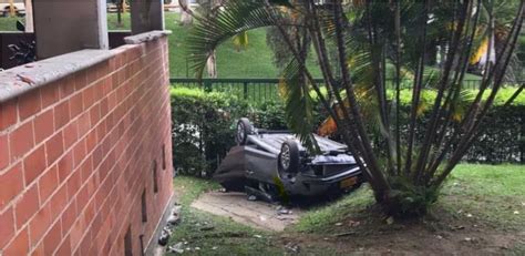 Cae De Un Parqueadero En Medell N