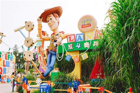 【香港ディズニーランド】キャラクターとの距離が近い！待ち時間が短い＆ここにしかないアトラクションも魅力 Tabizine～人生に旅心を～