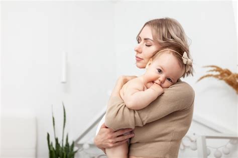 Feliz Familia Amorosa La Madre Cari Osa Abraza A Su Hija Peque A