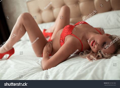 4 170 Lingerie Babes In Bed Images Stock Photos Vectors Shutterstock
