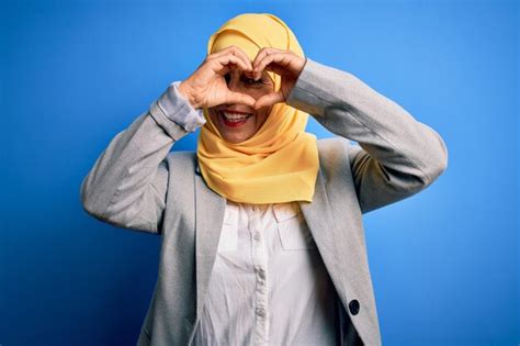 Premium Photo Middle Age Brunette Business Woman Wearing Muslim