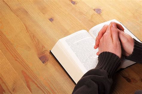 Praying Hands Bibel Praying Desk Photo Background And Picture For Free