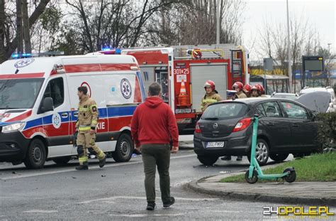 Wypadek z udziałem dwóch samochodów i pieszego na ulicy Ozimskiej w