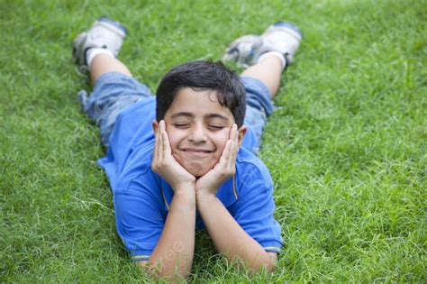 Gambar Background Anak Laki Laki Berbaring Di Rumput Vektor Dan File