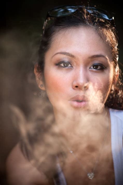 Menina De Fumo Que Senta Se Na Mala De Viagem Imagem De Stock Imagem