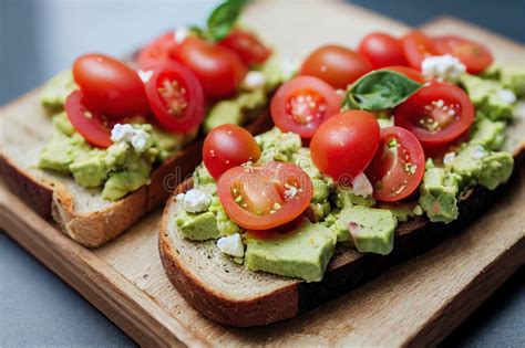 Delicioso Almuerzo Saludable De Tostadas Con Aguacate Con Verduras