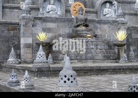 Estatua De Buda En La Zona Al Aire Libre Del Monasterio B Dico Brahma