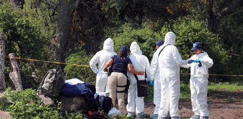 Michoacan Peritos Forenses Trabajan En El Sitio Donde Un Total De