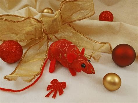 Red With Gold Vines Mouserat Ornament Citrine Mouse
