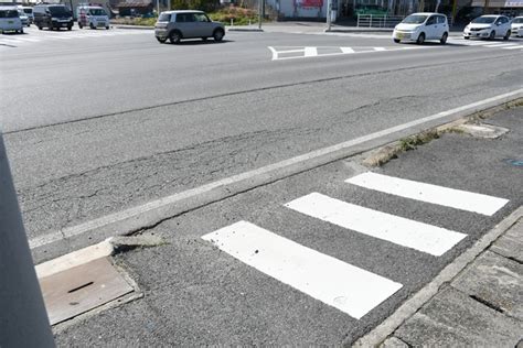 「なぜここに横断歩道？」短すぎ、3歩で渡れる 実は「納得」の設置理由があった｜まいどなニュース