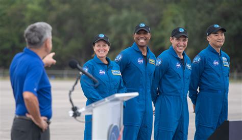 Les Prochains Astronautes à Piloter Une Fusée Spacex Arrivent Sur Le