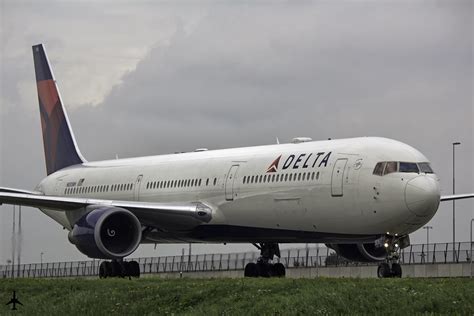 Delta Airlines Boeing Er N Mh Taxiing Over Taxi Flickr