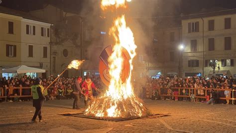 Il Rogo Del Pupo Chiude L Edizione Del Carnevale Di Fano Fanoinforma