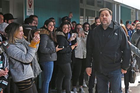 Заключенный в тюрьму каталонский политик освобожден из тюрьмы для ...