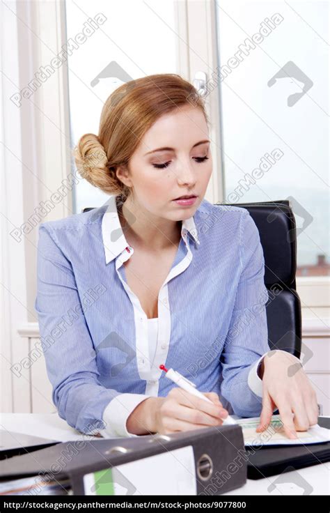 Junge Blonde Frau Arbeitet In Einem Callcenter Mit Lizenzfreies Foto Bildagentur