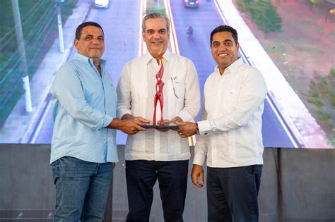 Presidente Abinader inaugura 7 obras en Monseñor Nouel y La Vega