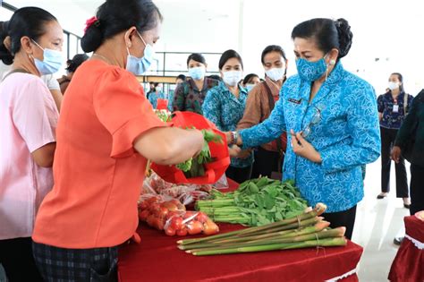 Berbagi Di Gumi Mekepung Ny Putri Koster Ajak PKK Berikan Pelayanan