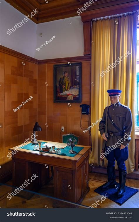 1,133 Security Officer Museum Images, Stock Photos, 3D objects ...