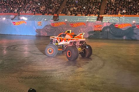 Hot Wheels Monster Trucks Live Glow Party Review