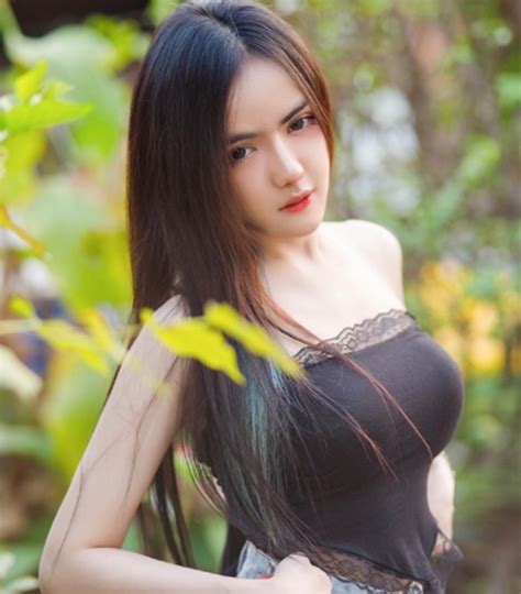 Dạo phố hot girl xinh đẹp cố tình diện nội y khoe vòng 1
