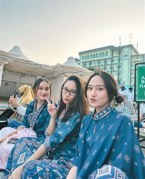 Bukan Sage Artis Ini Pilih Biru Untuk Tema Outfit Lebaran