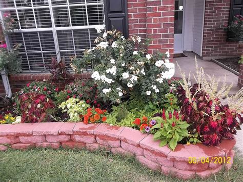 Best 25 Easy Flower Bed Ideas To Make Front Yard More Beautiful