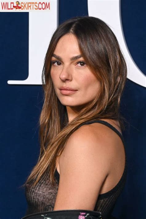 11 Hot Photos By Isis Valverde