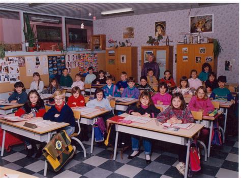 Photo De Classe CE2 De 1992 Ecole Des Brigueles Ay Sur Moselle