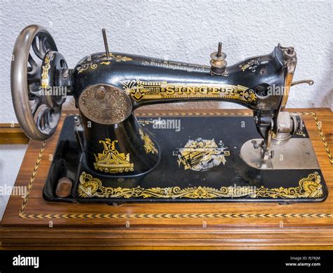 Antigua máquina de coser Singer Madrid España Stock Photo Alamy