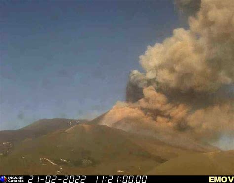 Etna Nuovo Parossismo Dal Cratere Di Sud Est Nube Vulcanica Alta Km