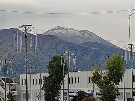 Napoli Arrivata La Prima Neve Sul Vesuvio Napoli Village