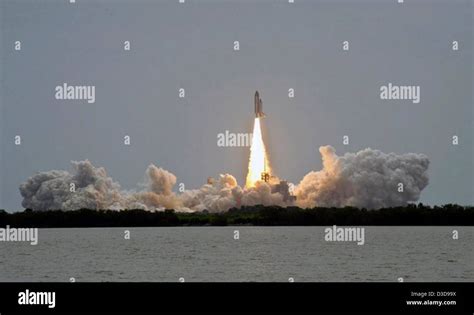 Last Launch Space Shuttle Atlantis Nasa 7811 Stock Photo Alamy