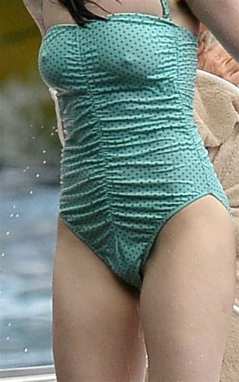 Anne Hathaway Exposing Fucking Sexy Body And Huge Nipples In Bikini Porn Pictures XXX Photos