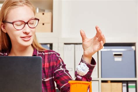 Frau Entledigt Sich Zerknittertes Papier Stockbild Bild Von Stauraum