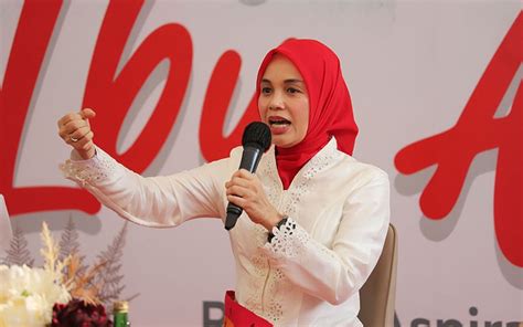 Sosok Siti Atiqoh Istri Ganjar Pranowo Bercerita Soal Perempuan