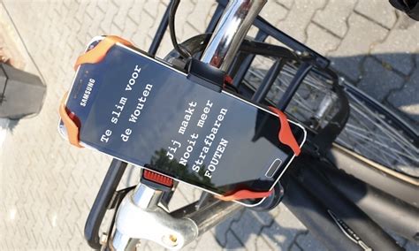 Geenstijl Mobiel Vasthouden Op Fiets Vanaf Juli Verboden Dus Z