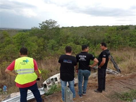 Três pessoas morrem após carreta colidir caminhão parado para obra