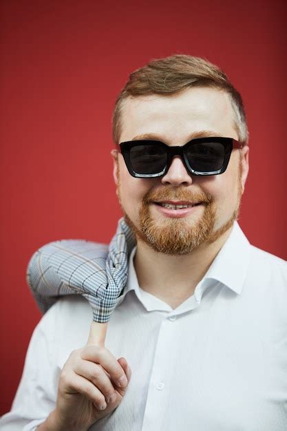 Premium Photo Smiling Bearded Man In Sunglasses